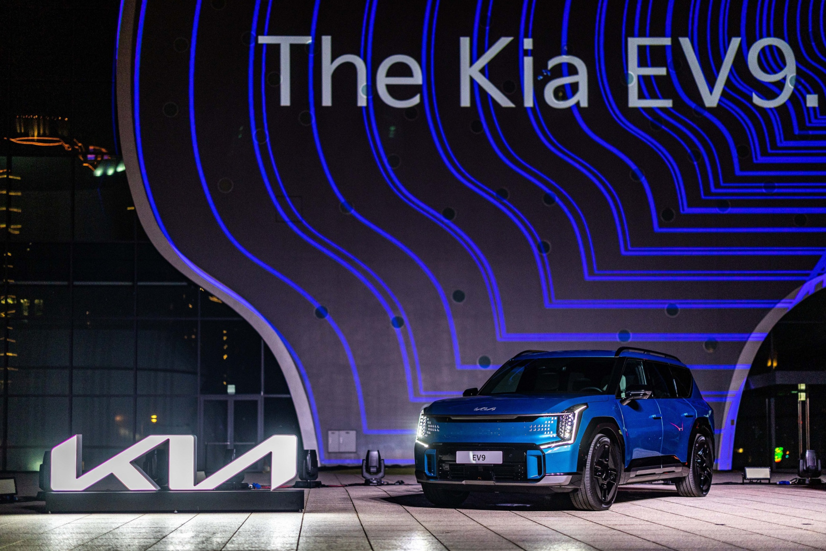 SMALL_1.The Kia EV9純電智慧旗艦LSUV榮奪2024Taiwan Car Of The Year車訊風雲獎「年度風雲車」與「最佳進口電動車」雙冠殊榮！